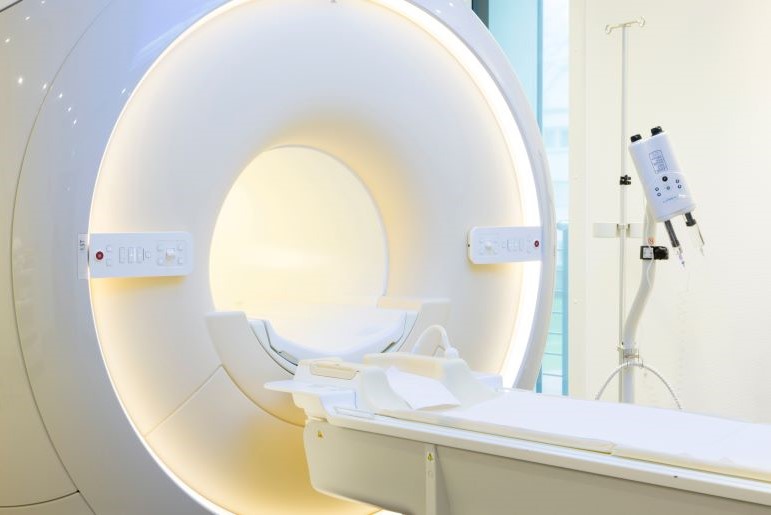 Modernes MRT-Gerät für Kernspintomographie zur Diagnose von Adenomyose in hellem Untersuchungsraum.