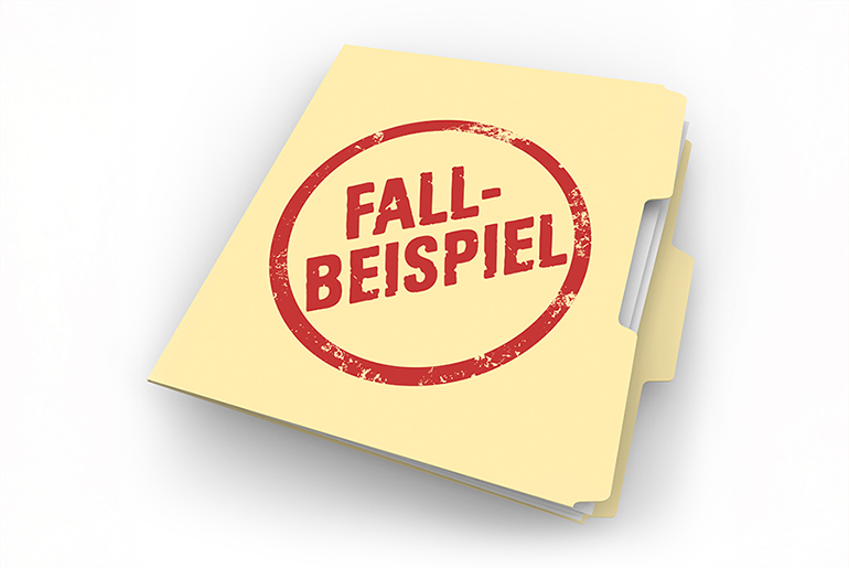 Akte mit rotem Stempel „Fallbeispiel“, beige Mappe auf weißem Hintergrund.