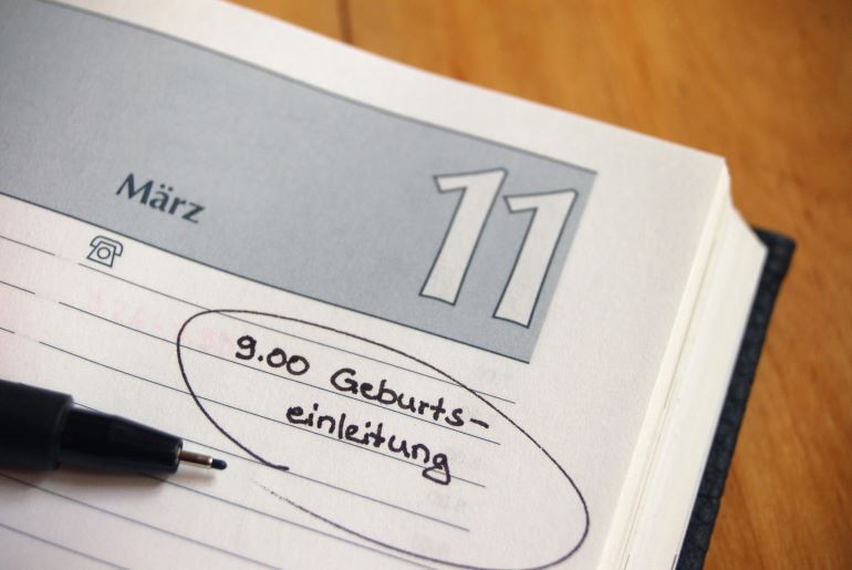 Kalendereintrag mit der Notiz „9.00 Geburtseinleitung“ am 11. März, Symbol für Terminplanung und Geburt.