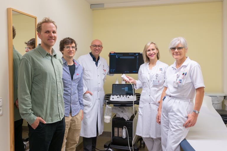 V. l.: Dr. Lasse Hansen, EchoScout GmbH, Prof. Dr. Mattias Heinrich, Institut für Medizinische Informatik, Prof. Dr. Achim Rody, Direktor der Klinik für Frauenheilkunde und Geburtshilfe, Prof. Dr. Maggie Banys-Paluchowski, Leiterin des Brustzentrums, Dr. Isabell Grande-Nagel, Oberärztin des Brustzentrums